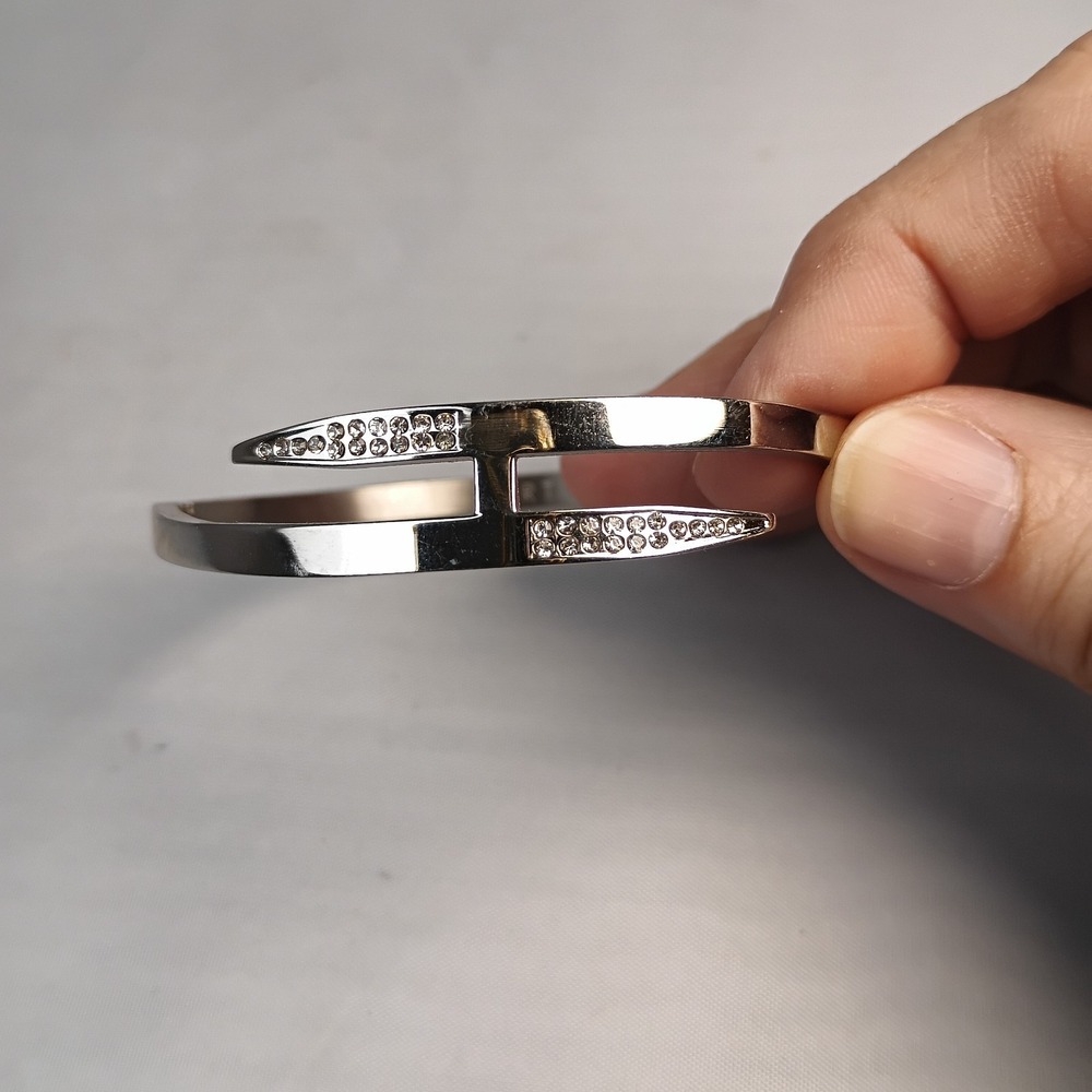 Artizan Arrow Shini bangle 6.34" Diameter Silver Stainless Steel Hypoallergenic